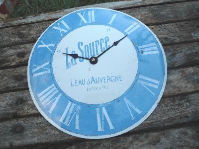 Horloge publicitaire émaillée ronde bombée La Source plaque émail Vintage