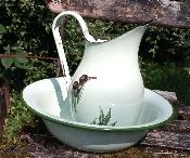 Broc et cuvette émaillés olives noires déco salle de bain
