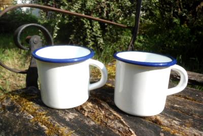 Mug émaillé blanc bord bleu super prix, lot 2 mugs émail qualité