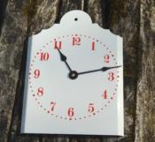 Horloge émaillée blanche, cadran chiffres rouges made in France