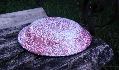 Assiette émaillée blanche dos rouge moucheté vaisselle émaillée