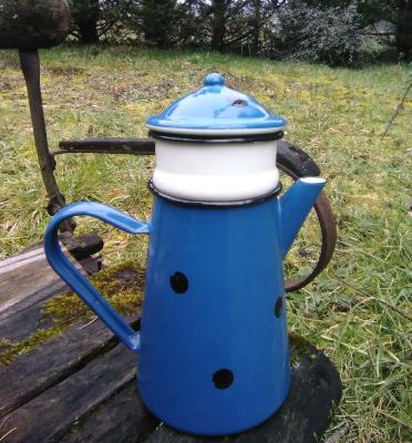 Cafetière-filtre émaillée bleue pois noirs émail traditionnel