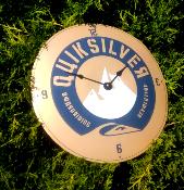 Horloge émaillée publicitaire Quiksilver ronde bombée diamètre 28 cm