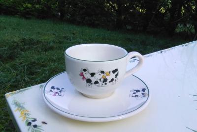 Tasse émaillée avec soucoupe faïence motif vache made in France