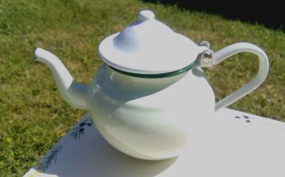 Théière émaillée à l'ancienne tous feux, acier émaillé vert pâle