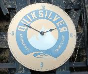 Horloge émaillée publicitaire Quiksilver ronde bombée diamètre 28 cm