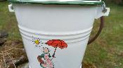Petit seau émaillé Bécassine parapluie idée cuisine déco émail et cetera
