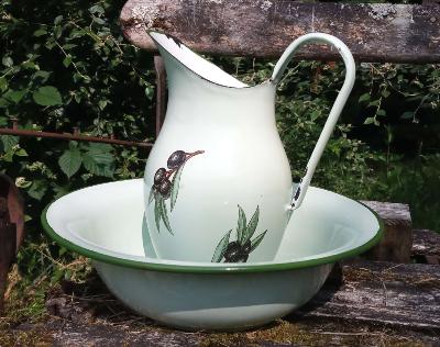 Broc et cuvette émaillés olives noires déco salle de bain