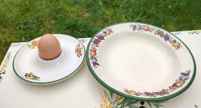 Assiette émaillée bébé dessert bouquet de fruits et coquetier faïence assorti