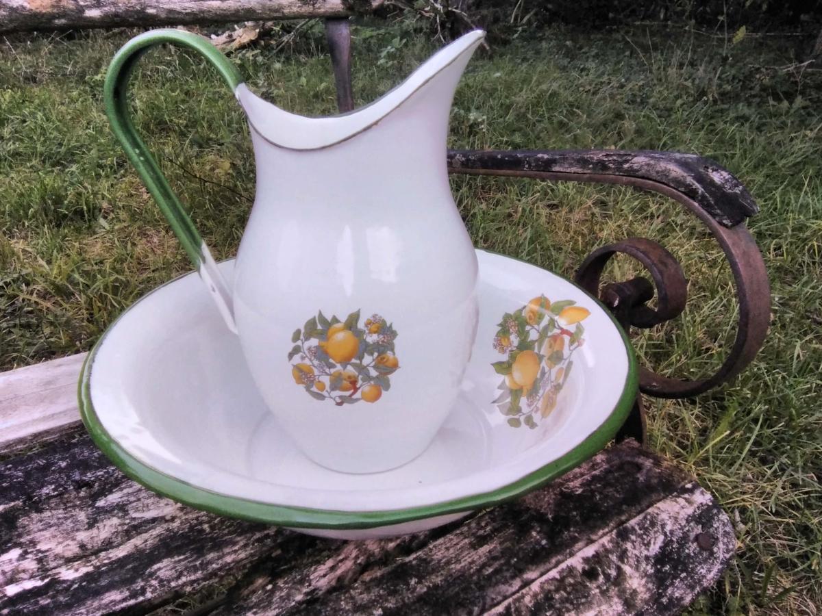Broc ou pichet émaillé et cuvette émaillée citron décoration