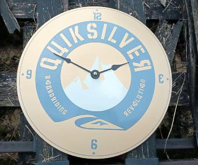 Horloge émaillée publicitaire Quiksilver ronde bombée diamètre 28 cm