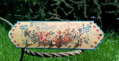 Accroche torchon Vintage émaillé Savons superfins aux fleurs, garanti en émail
