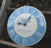 Horloge publicitaire émaillée ronde bombée La Source plaque émail Vintage