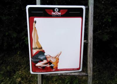 Plaque émaillée Facom Pin Up, plaque émaillée publicitaire outils garage Mémo