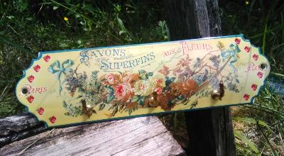 Accroche torchon Vintage émaillé Savons superfins aux fleurs, garanti en émail