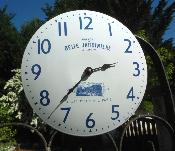 Horloge émaillée ronde bombée Belle jardinière cadran émail bleu