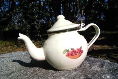 Théière émaillée cerises déco tous feux, théière traditionnelle acier émaillé déco qualité