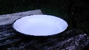 Assiette émaillée blanche dos rouge moucheté vaisselle émaillée