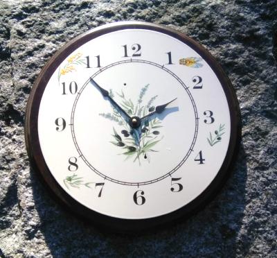 Horloge émaillée ronde sur bois massif Provence lavande olive noire
