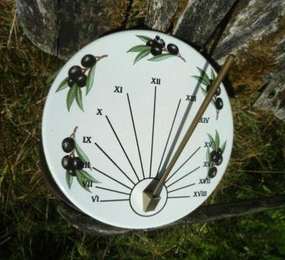 Cadran solaire émaillé motif olives noires décoration Provence
