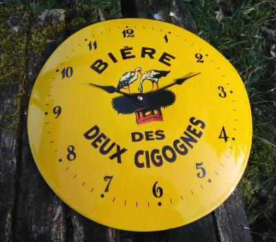 Horloge émaillée publicitaire jaune ronde bombée bière deux cigognes