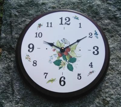 Horloge émaillée ronde sur bois massif motif fruits framboises