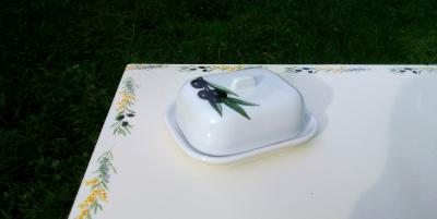 Petit beurrier service table porcelaine blanche émaillée décor Provence olives noires