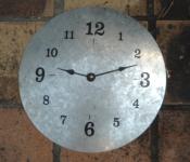 Horloge zinc métal acier galva ronde bombée 28 cm, superbe pendule métal