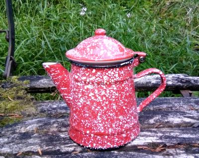 Cafetière émaillée rouge moucheté, fonctionnelle et décorative, prix affaire