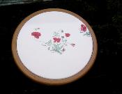 Dessous de plat maill coquelicot motif fleur support bois