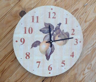 Grande horloge bois décor fruits: pendule de qualité à petit prix 