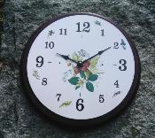 Horloge maille ronde sur bois massif motif fruits framboises