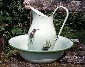 Broc et cuvette émaillés olives noires déco salle de bain
