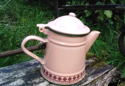 Cafetière émaillée vieux rose frise décorative, vaisselle émaillée vintage