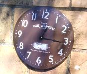Horloge émaillée ronde bombée Belle jardinière émail couleur chocolat 