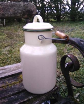 Laitière émaillée ivoire Pot à lait traditionnel vaisselle émaillée vintage