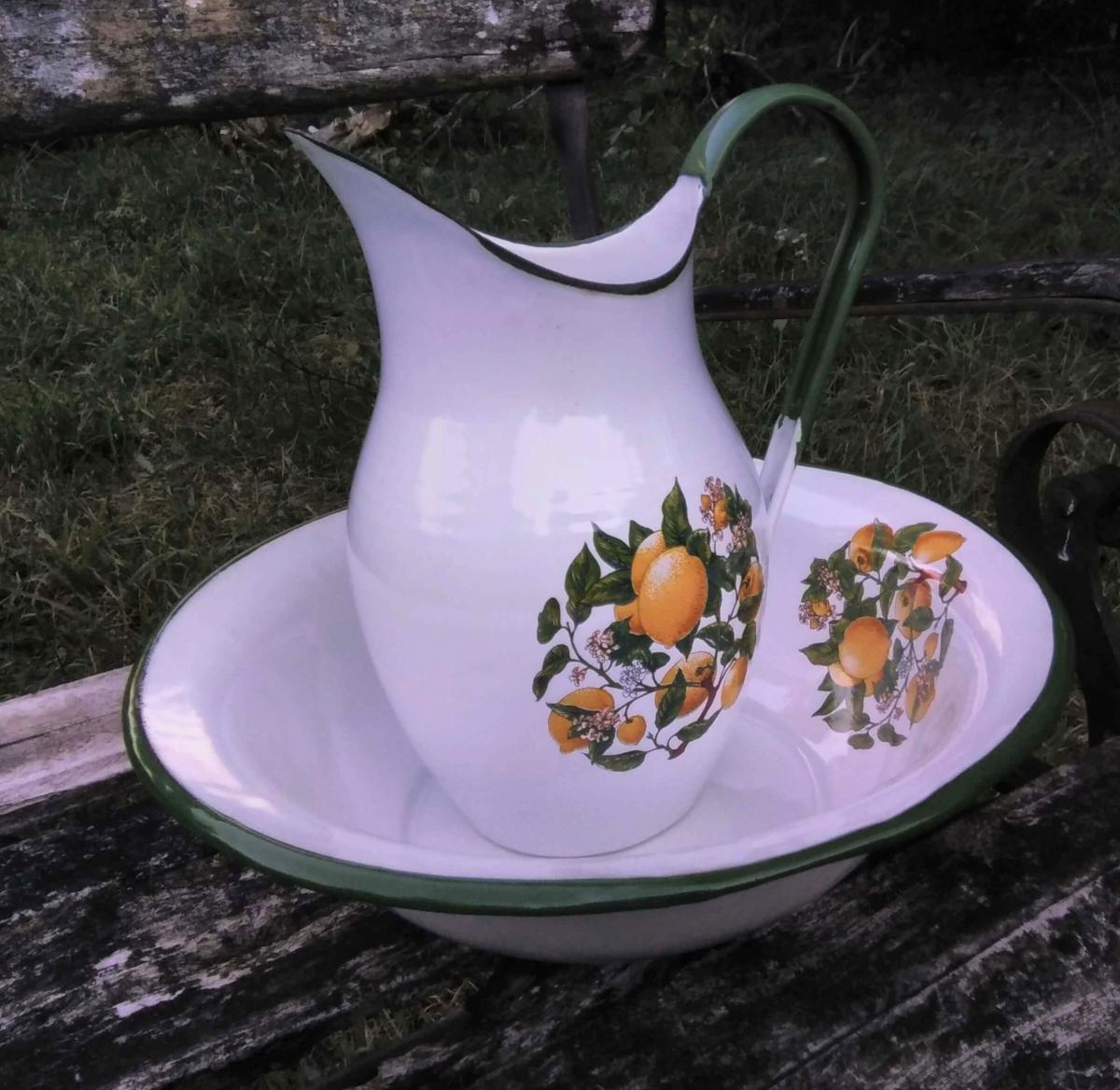 Broc ou pichet émaillé et cuvette émaillée citron décoration
