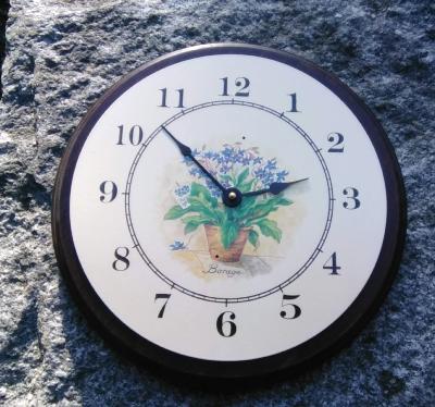 Horloge émaillée ronde sur bois massif motif fleur en pot 