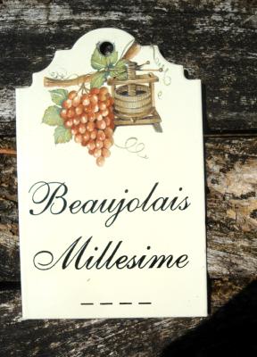 Plaque émaillée cave Raisin Vin Beaujolais, une signalétique décorative en émail made in France