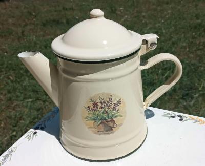 Cafetière émaillée fleurs en pot, herbes aromatiques déco cuisine vintage