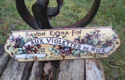 Porte torchons clés serviettes émail Savon Violettes de Nice, plaque émaillée ancienne publicité