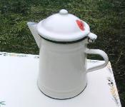 Cafetière émaillée ivoire et petit coquelicot, fonctionnelle et décorative, prix affaire