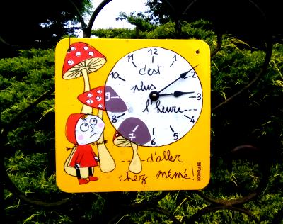 Horloge émaillée carrée Chez Mémé; allez voir Grand-mère, mais protégez-vous!