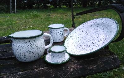 Set de vaisselle émaillée moucheté vert déco émail création Arémail Emalia